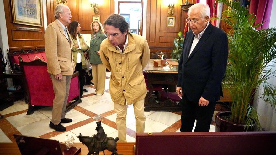 El ex presidente del Gobierno José María Aznar junto a su esposa, la ex alcaldesa de Madrid Ana Botella, en el despacho del presidente de la Ciudad Autónoma de Melilla, Juan José Imbroda.