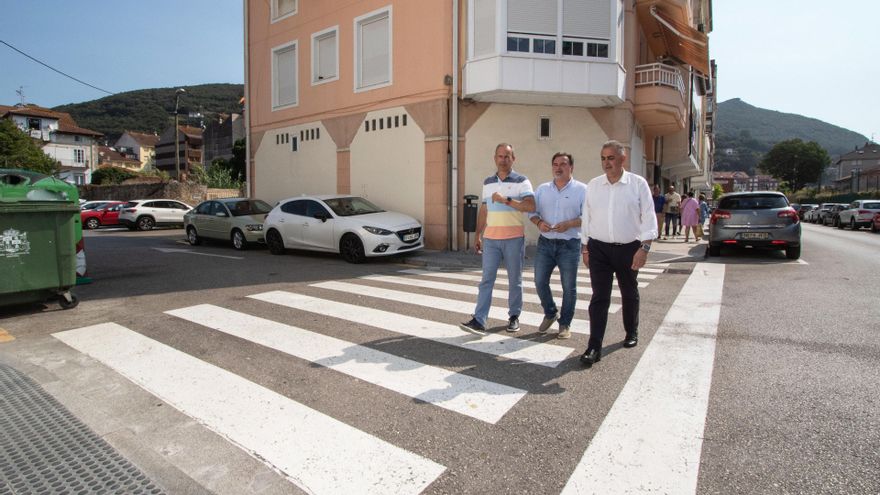 El consejero de Fomento, Roberto Media, visita obras en Santoña junto al alcalde, Jesús Gullart