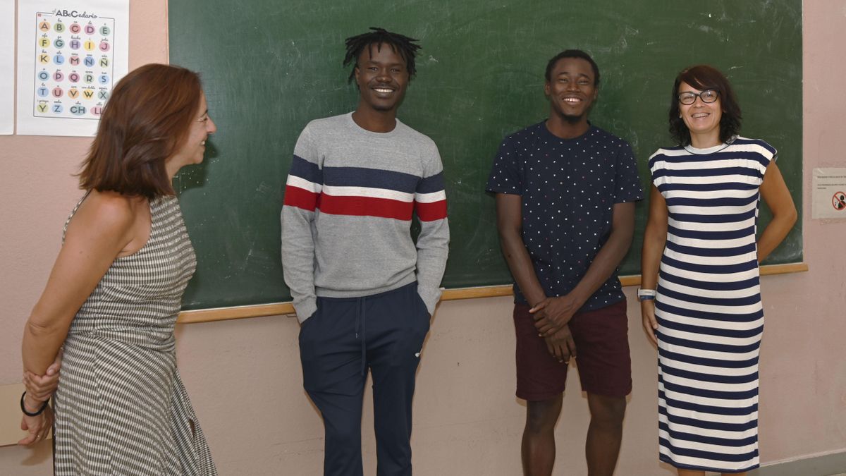 Waly Konate y Dibassy Ousmane, dos refugiados de Mali, junto a la orientadora laboral Noemí Montoya y la trabajadora social Julia Regaliza, en el dispositivo de protección internacional Teranga, gestionado por el Centro Asistencial San Juan de Dios en Palencia. EFE/ Almudena Álvarez