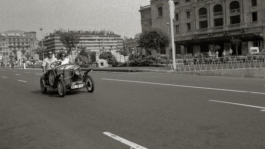 Desfile de un vehículo antiguo, con matrícula de Burgos de mediados de la década de 1920, con motivo de la Semana Grande