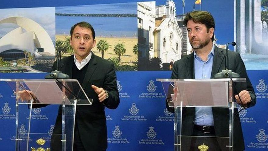 José Manuel Bermúdez, alcalde de Santa Cruz, y Carlos Alonso, presidente del Cabildo de Tenerife, en una imagen de archivo