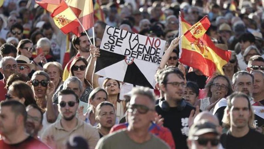 Miles de ciudadanos salen a la calle en apoyo a Ceuta y contra la gestión del Gobierno: "¡Sánchez, traidor!"