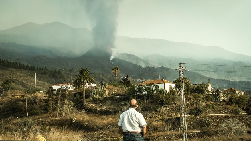 Un vecino de La Palma observa al volcán este lunes. / FOTO: ANKOR RAMOS