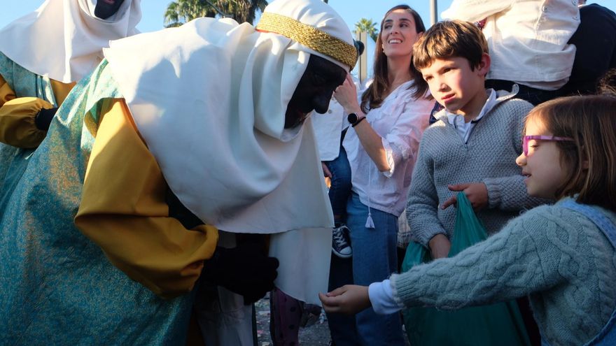 Una chiquilla le pide caramelos a un beduino