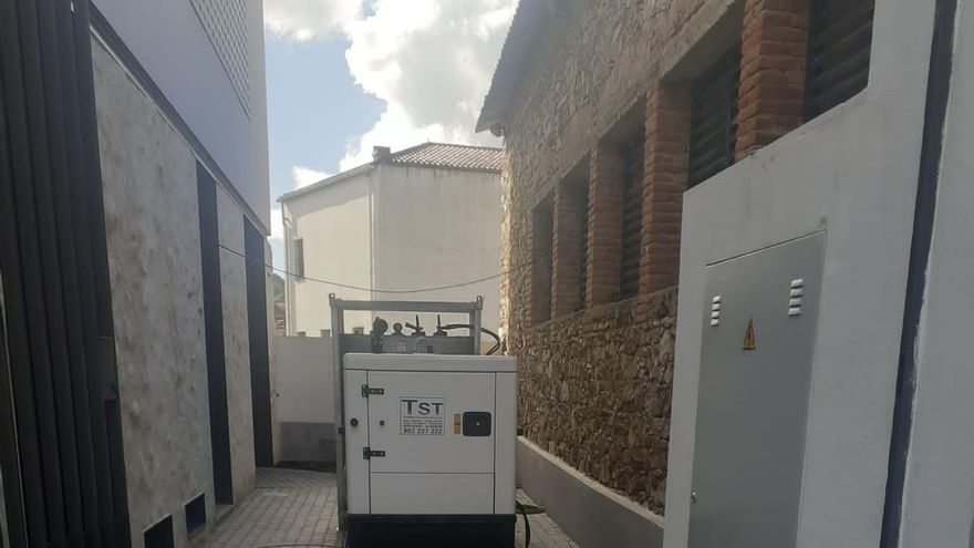 Generador del centro de salud de Galaroza situado en el acceso de ambulancia.