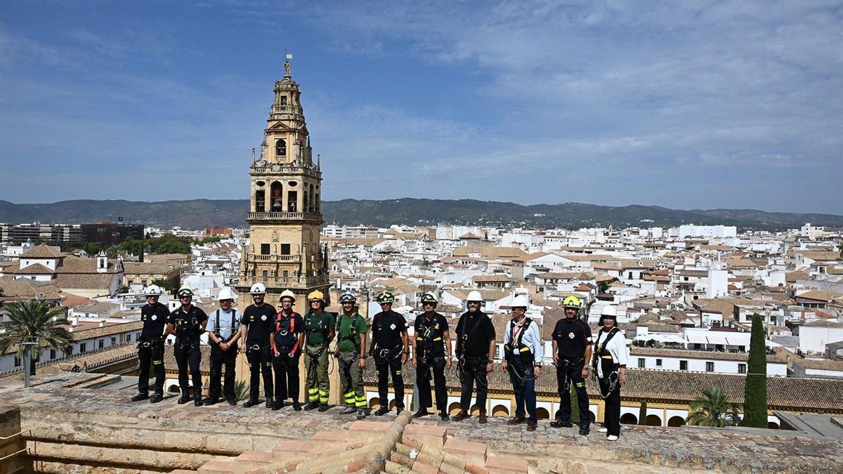 Bomberos de París, Madrid e Infoca conocen en la Mezquita el protocolo seguido en el incendio