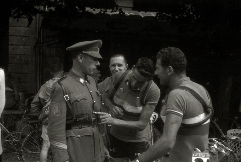 Dos ciclistas bromean con un policía