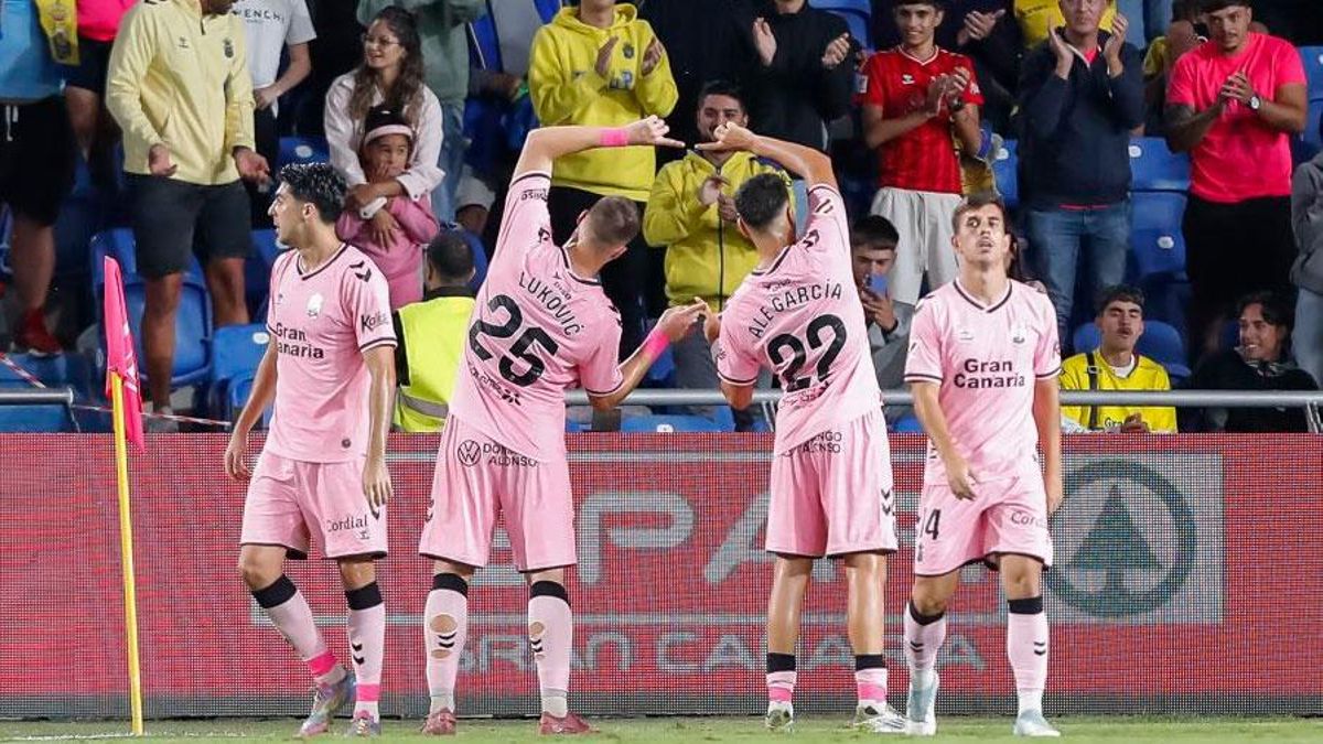 Las Palmas supera al Eibar y duerme en puesto de ascenso