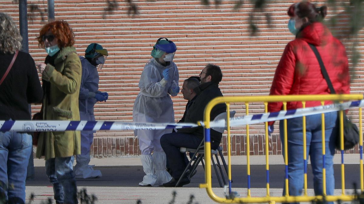 Una sanitaria le realiza a un trabajador de servicios esenciales un test rápido de coronavirus, foto de archivo