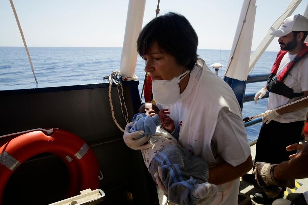 Los últimos salvamentos se produjeron el domingo 21. Entre las 204 personas rescatadas por el Dignity I había dos bebés. Fotografía: Agus Morales/MSF