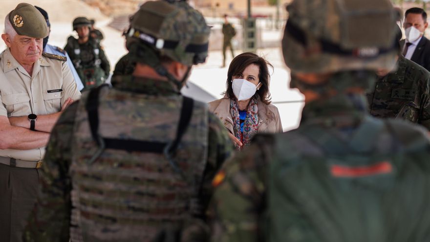 La ministra de Defensa, Margarita Robles, durante su visita a la Brigada ‘Almogávares’ VI de Paracaidistas del Ejército de Tierra, en la base ‘Príncipe’ de Paracuellos de Jarama. (ARCHIVO)
