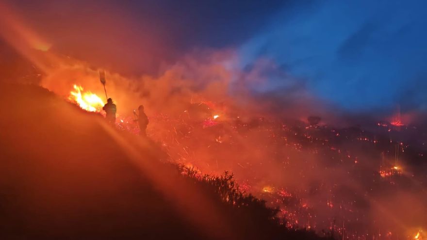 Agentes de bomberos tratan de extinguir un incendio.