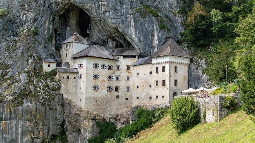 Construido en el siglo XVI frente a un precipicio de 123 metros, es considerado el castillo más grande erigido en una roca