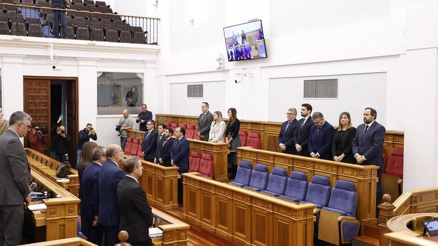 Las Cortes de Castilla-La Mancha guardan un minuto de silencio por las víctimas de la DANA