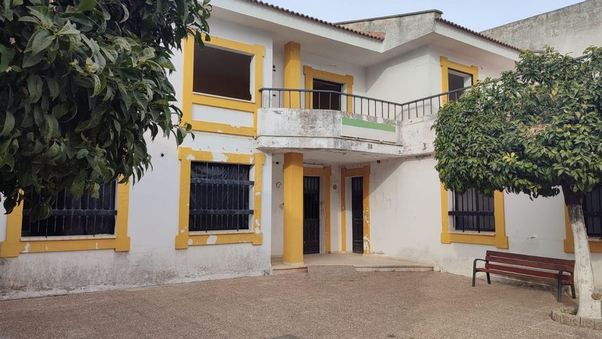 Salud desbloquea una inversión de dos millones en un consultorio en Almadén tras fichar al alcalde para el PP