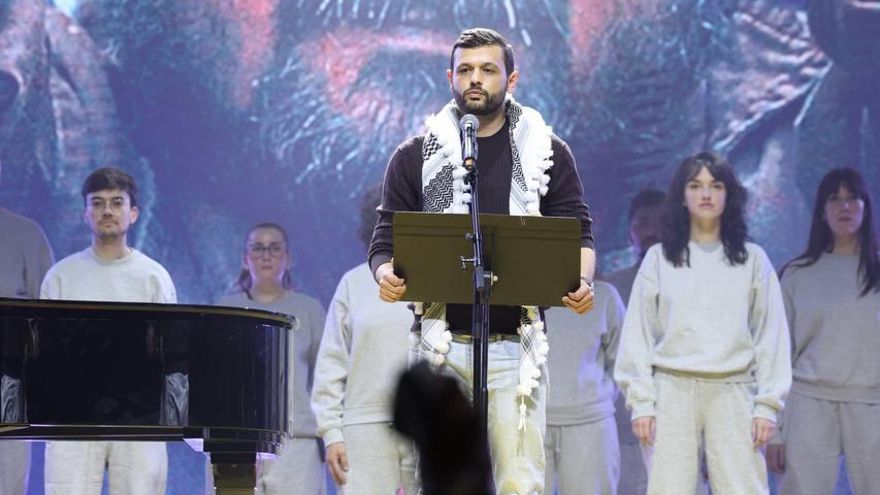 Arab Barghouti, dirigiéndose a las veinte mil personas que llenaron el Palau Sant Jordi este jueves 