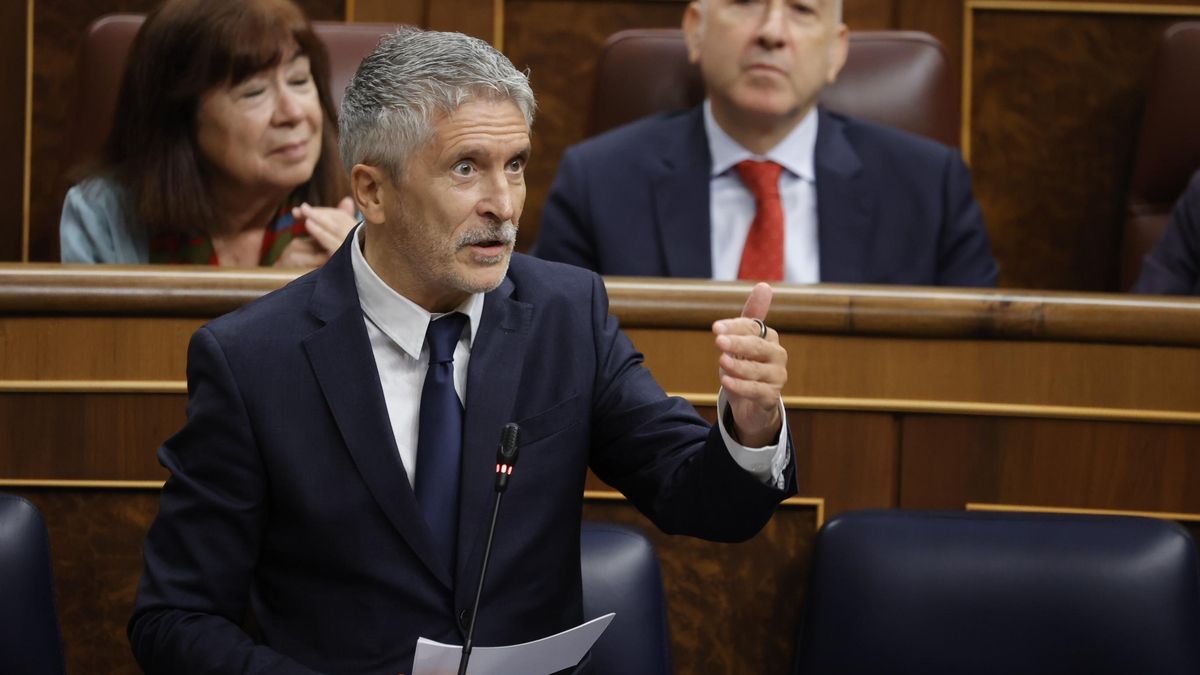 El ministro de Interior, Fernando Grande-Marlaska, interviene durante una sesión de control al Gobierno, en el Congreso de los Diputados, a 18 de septiembre de 2024, en Madrid (España).