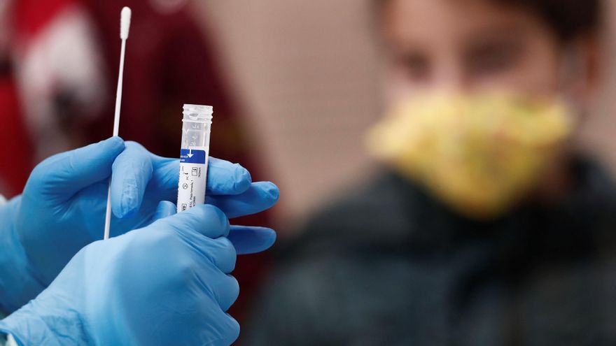Una enfermera se dispone a realizar una prueba PCR. EFE/ Jesús Diges/ Archivo