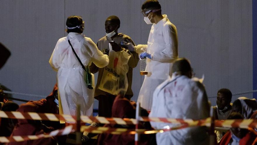 Una patera llega a Tenerife con 12 mujeres, 11 hombres y 5 menores. EFE/Ramón de la Rocha