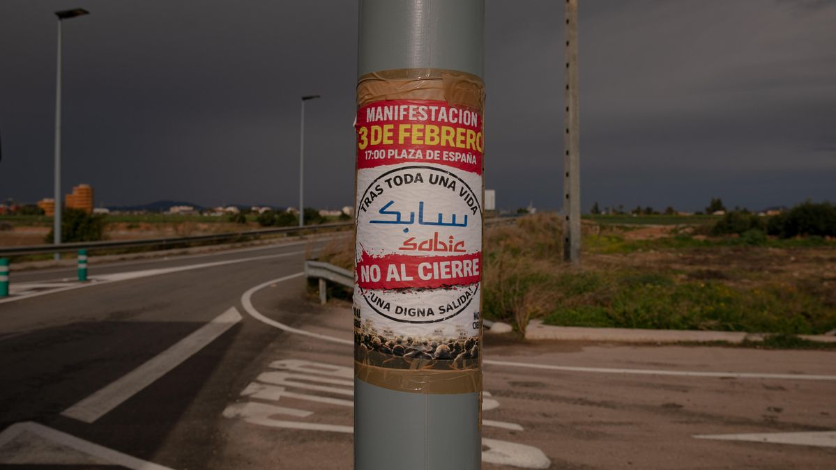 Cartel a las puertas de Sabic pidiendo el no al cierre