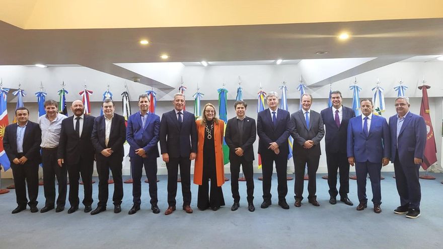 Síntesis pero sin nombres, gambeta de los gobernadores que pone en el ring a Massa