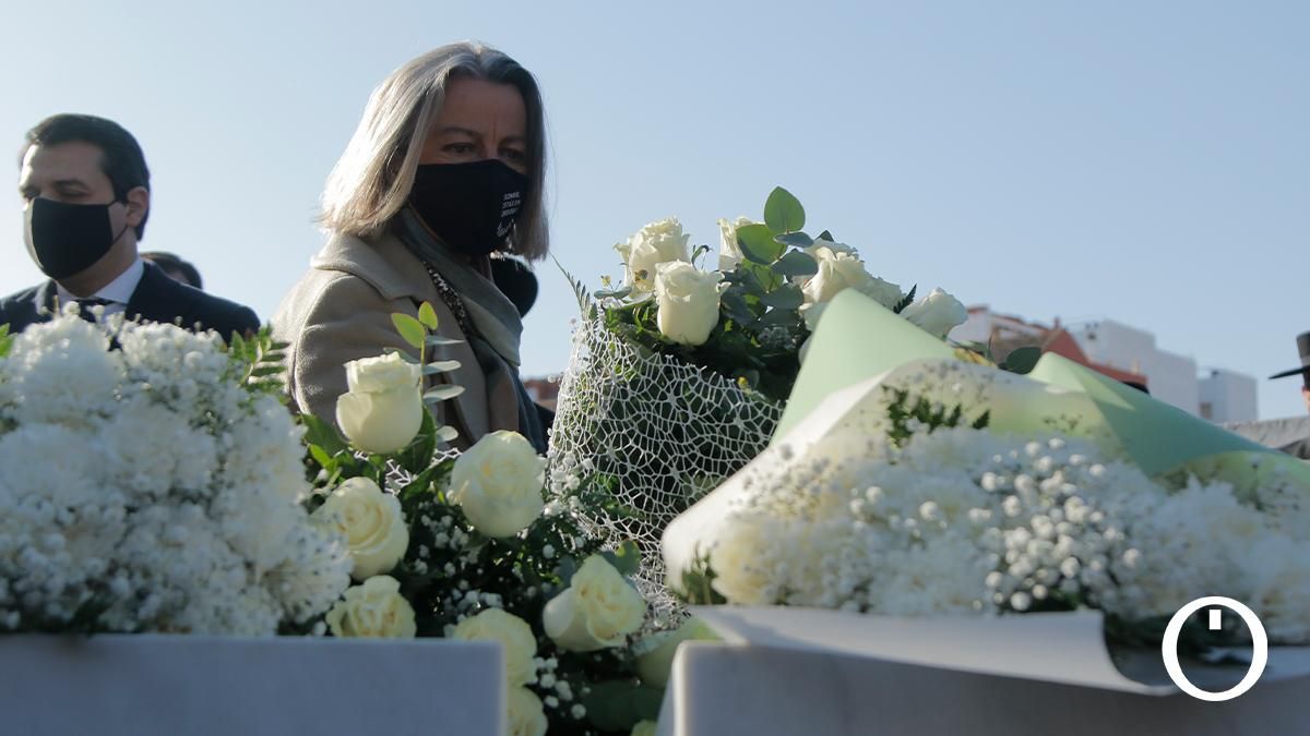 Ofrenda floral en recuerdo de María de los Ángeles García y María Soledad Muñoz