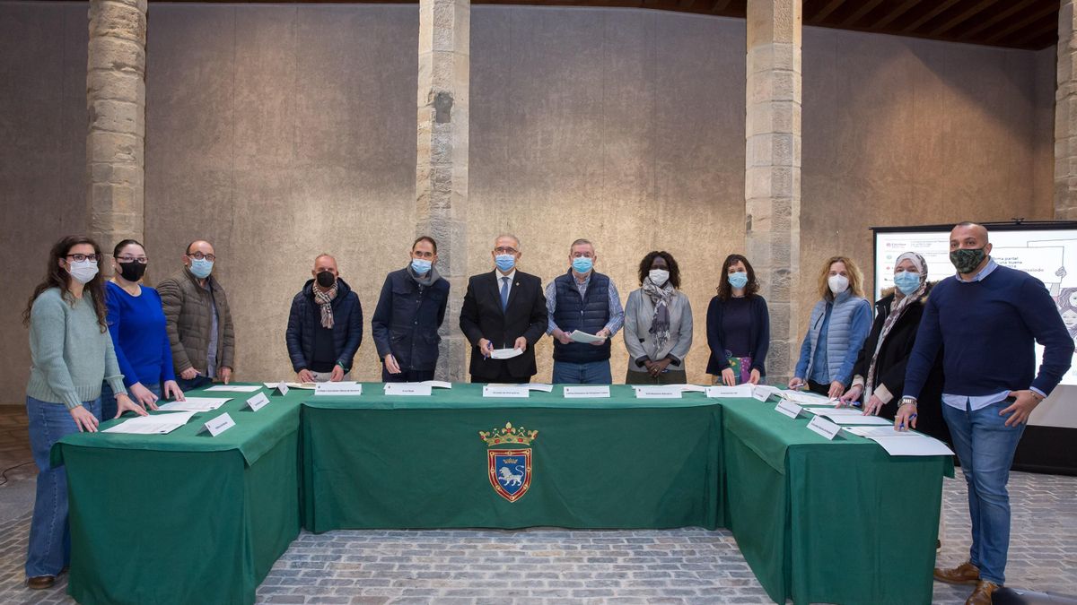 Firma de acuerdo entre diferentes asociaciones y el Ayuntamiento de Pamplona para hacer frente a delitos de odio