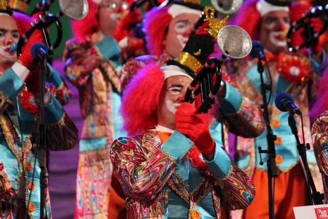 Actuación de la afilarmónica 'Los Nietos de Kika' en la final de murgas 2015. FOTO: Cirenia Vico.