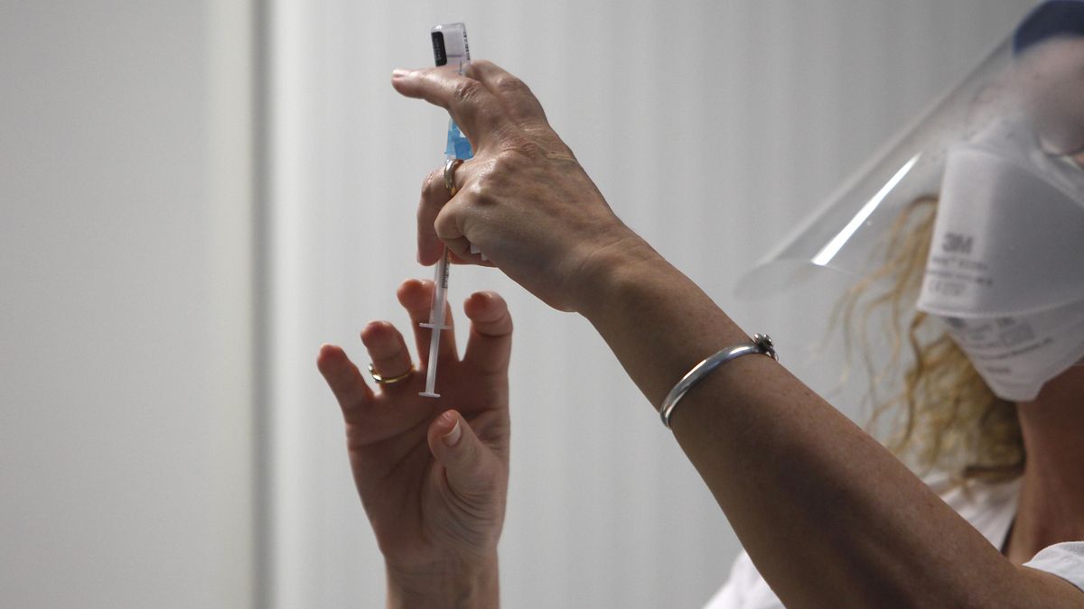 Una enfermera prepara la vacuna Pfizer-BioNtech contra el COVID-19.