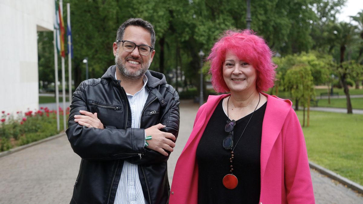 El candidato de Adelante Andalucía a la Presidencia de la Junta, José Ignacio García, y la número uno por Córdoba, Mariví Serrano, atienden a la prensa.