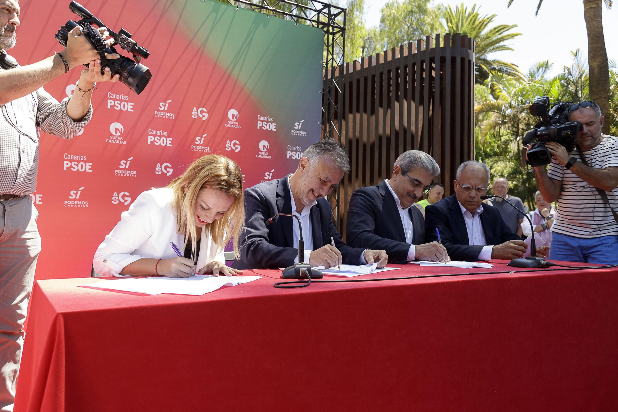 Los integrantes del Pacto de las Flores, en el momento de la rúbrica oficial del acuerdo político a cuatro bandas