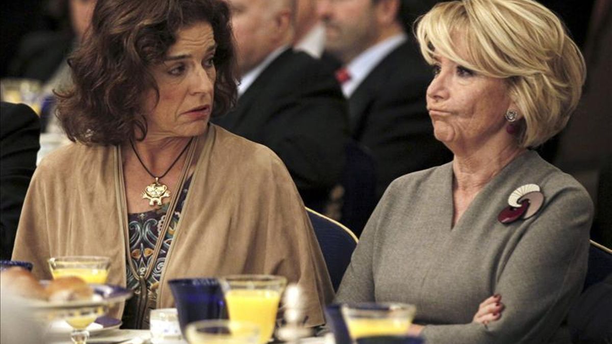 Ana Botella conversa con Esperanza Aguirre en un desayuno informativo
