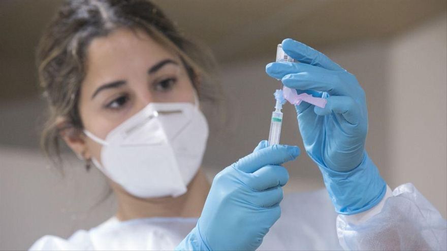Una sanitaria prepara una vacuna contra la COVID. EUROPA PRESS/J. PETEIRO
