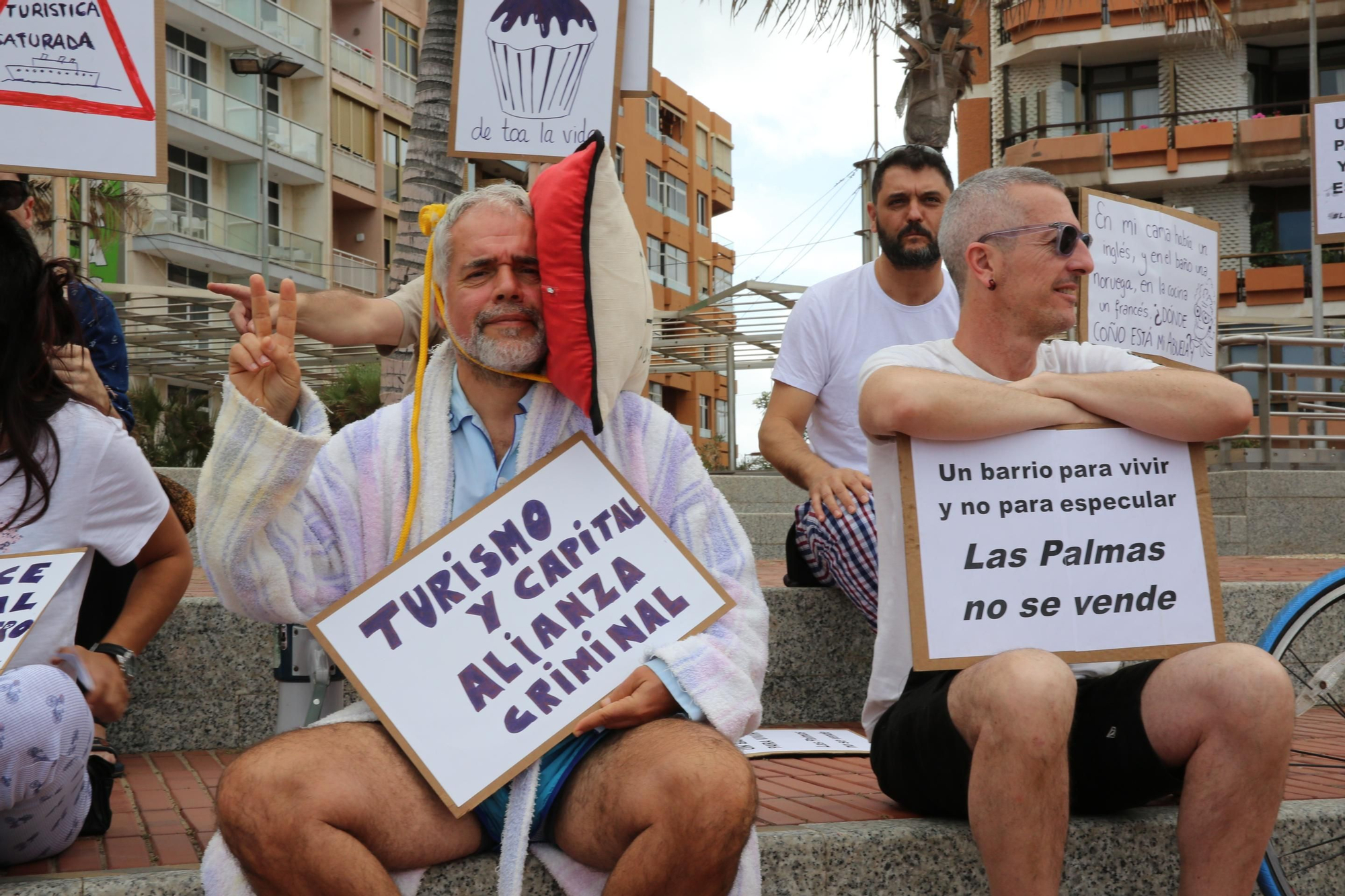 Eugenio Reyes (i), portavoz de Ben Magec, en la protesta contra el alquiler vacacional de Las Palmas de Gran Canaria
