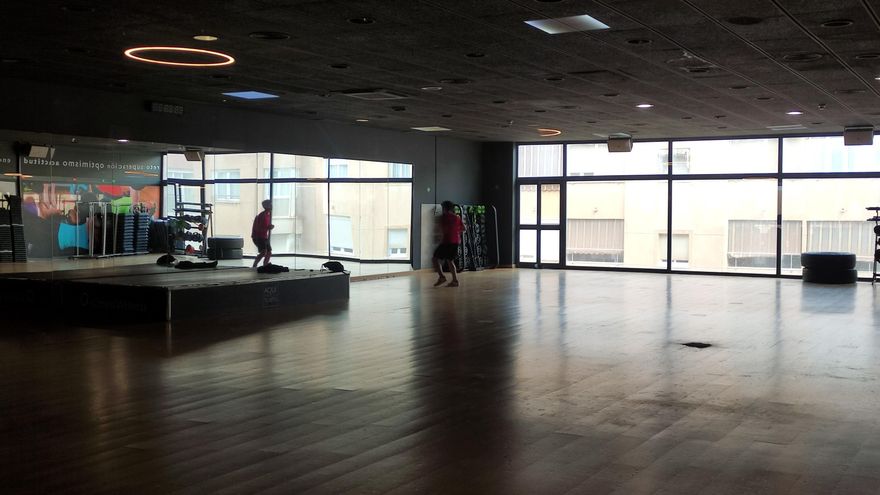 Un monitor ensaya una coreografía antes de una clase | N.C.