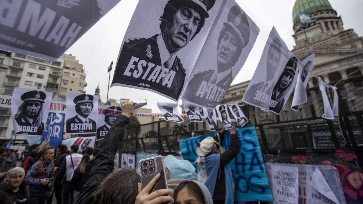 Frente a una plaza repleta de manifestantes, la oposición intenta voltear alguno de los capítulos de la Ley de Inviolabildiad