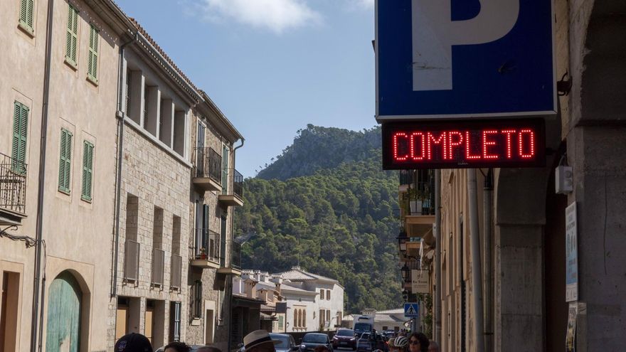 'Completo' en un párking antes del eclipse