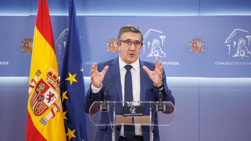 Archivo - El portavoz del PSOE en el Congreso, Patxi López, comparece en una rueda de prensa en el Congreso de los Diputados.