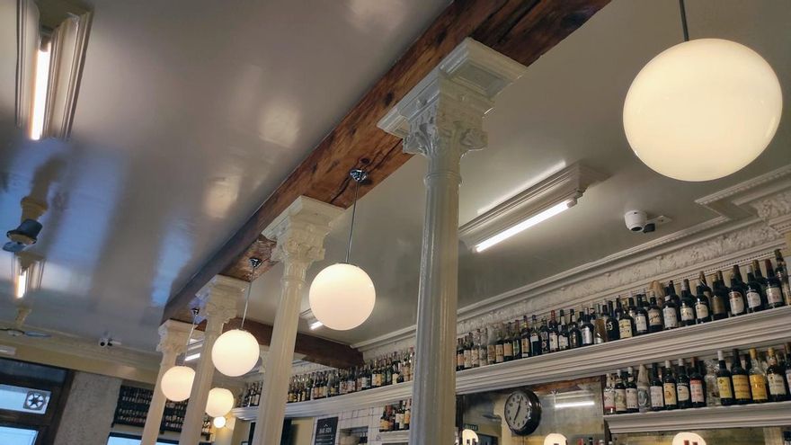 Los capiteles de las columnas que hay en la barra se han destapado al eliminar el falso techo que había