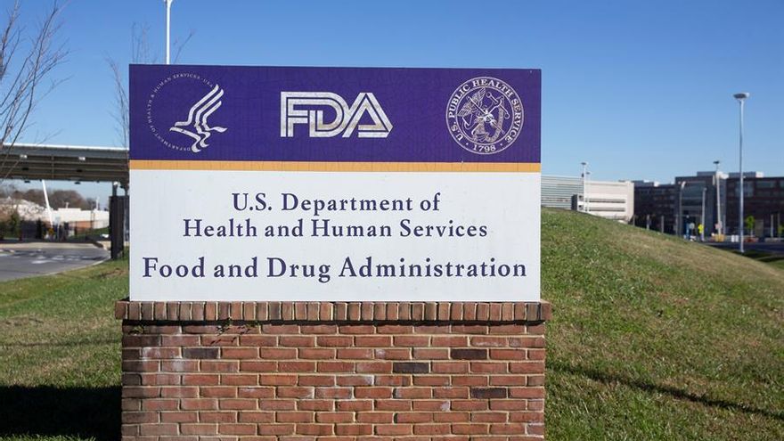 Vista del letrero de la Agencia de Alimentos y Medicamentos de EE.UU. (FDA, en inglés) en Silver Spring, Maryland (EE.UU.), el 20 de noviembre de 2020