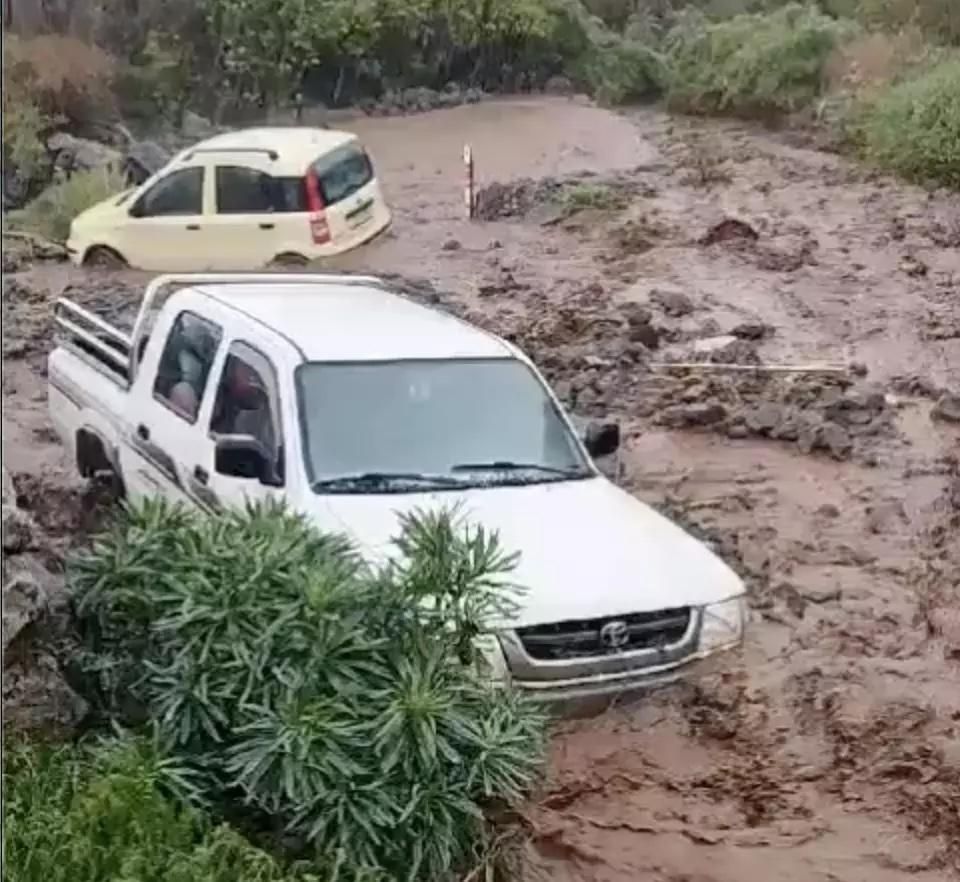 Dos vehículos quedan atrapados en un barranco de Santo Domingo de Garafía por la escorrentía.