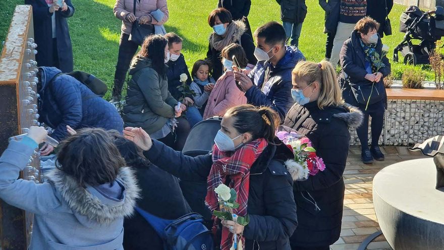 Familias en el Jardín de las Estrellas de Bilbao durante la inauguración