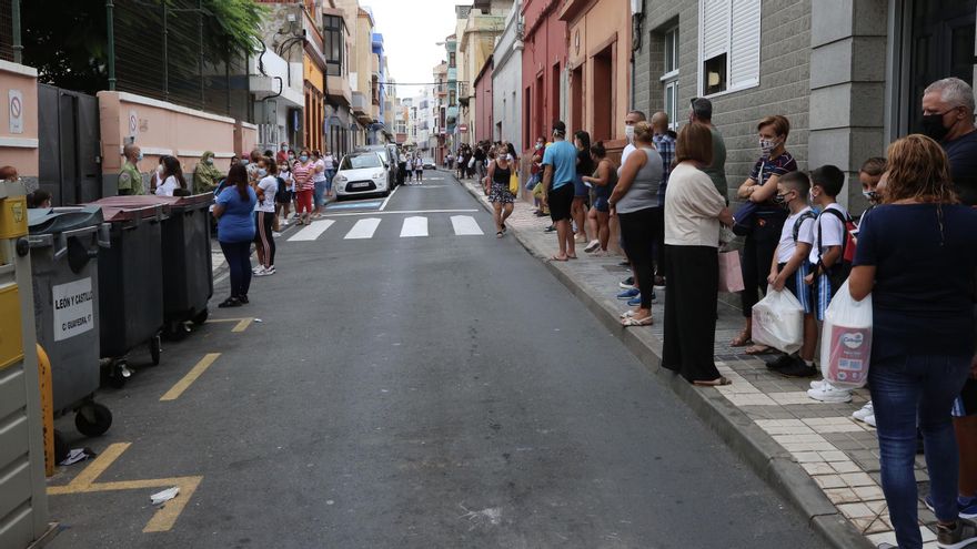 Padres y alumnos, por fuera del CEIP León y Castillo de La Isleta, en el primer día de colegio