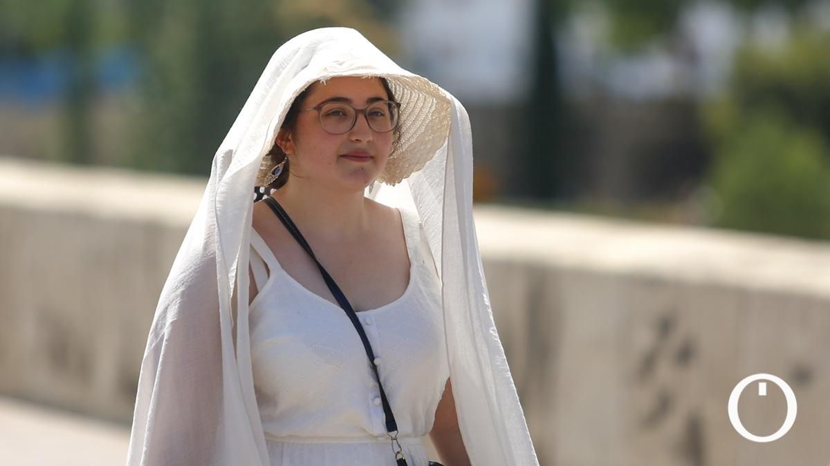 Turistas intentan combatir el calor