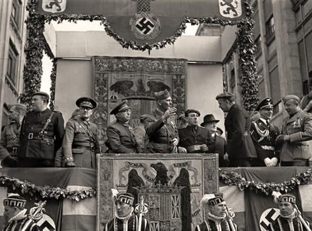 Tribuna de autoridades en León con von Richtoffen en el centro. Fotografía: Manuel Martín de la Madrid.
