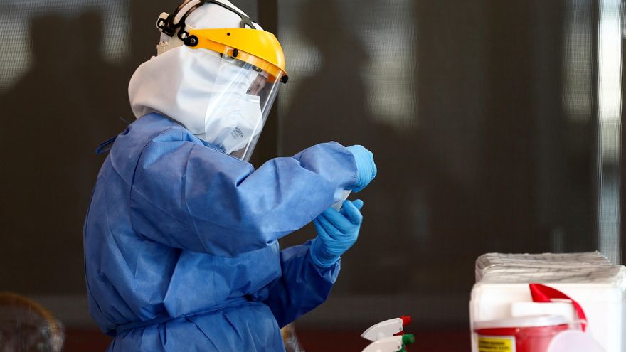 En la imagen, personal médico realiza pruebas de PCR en Quito. EFE/José Jácome/Archivo