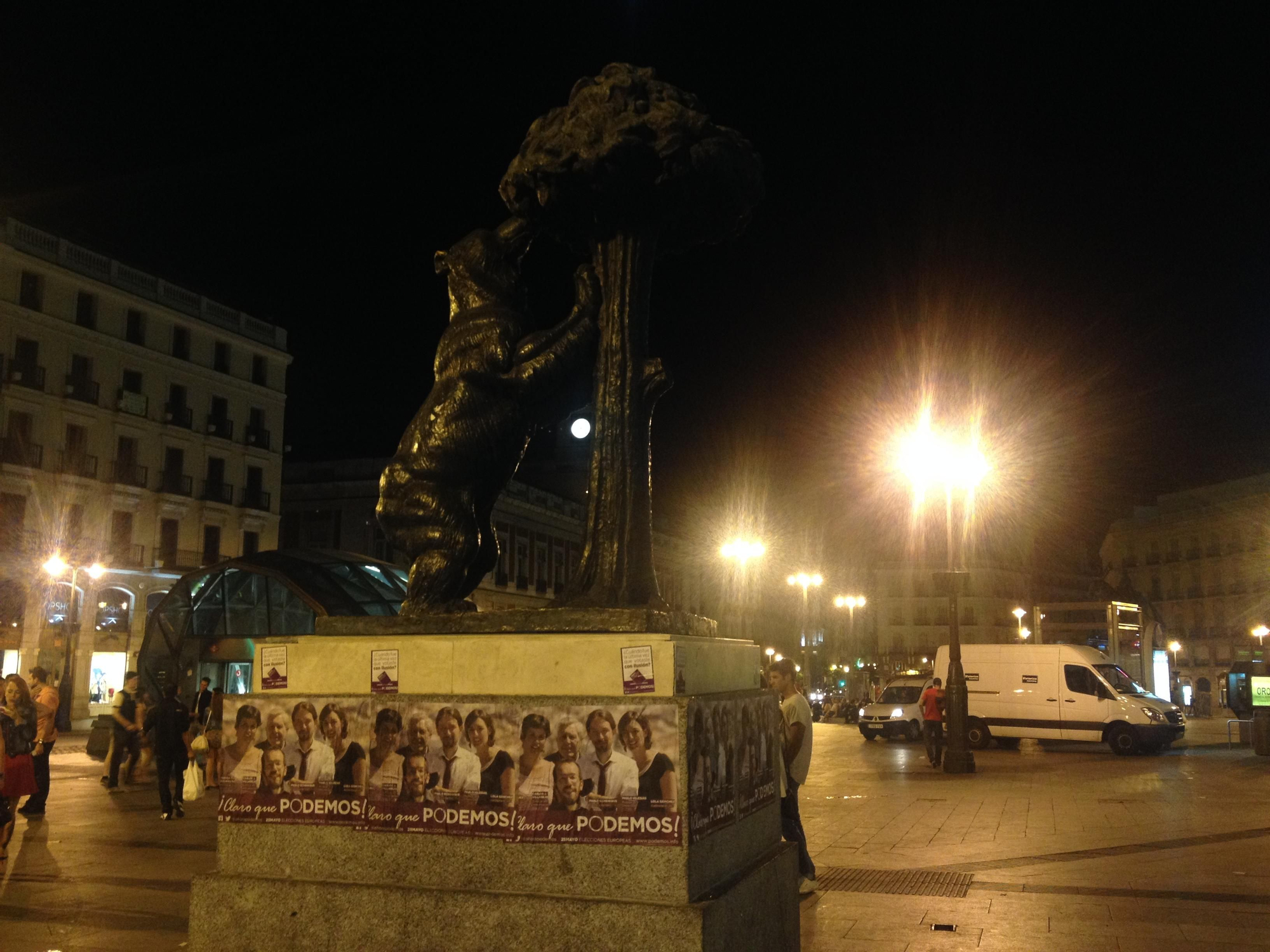 Podemos, el partido de Pablo Iglesias, eligió la Puerta del Sol para iniciar su pegada de carteles por su simbolismo con el 15M