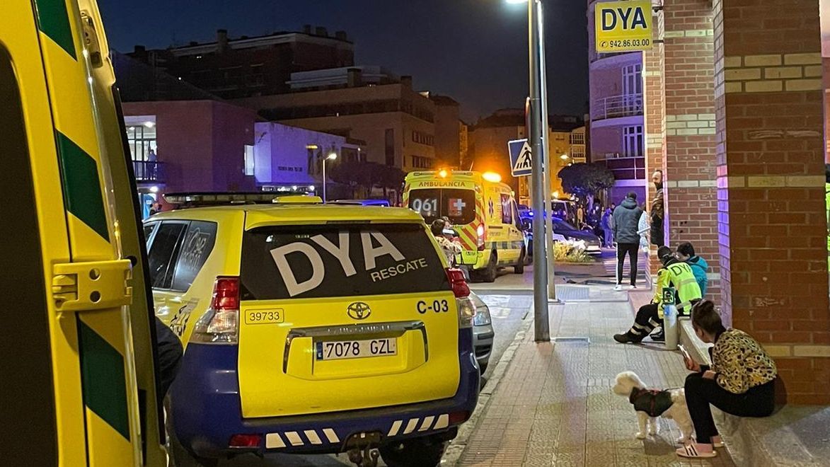Desalojan a varias personas en la calle Leonardo Rucabado tras un incendio.