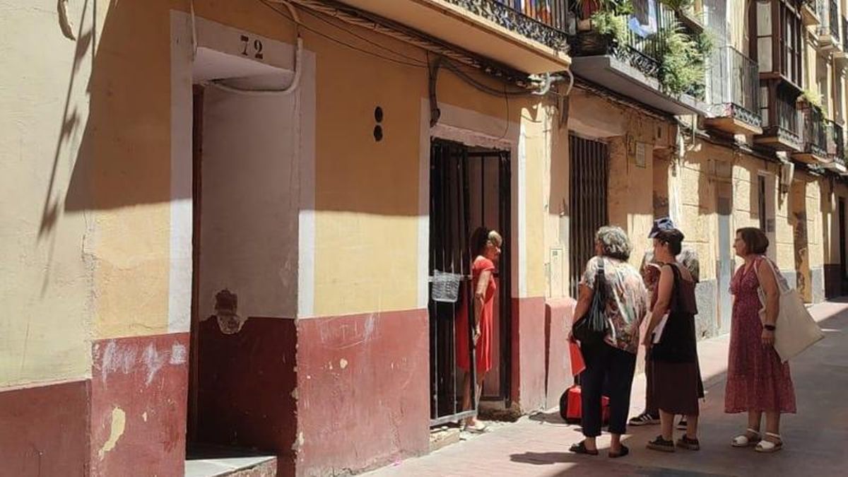 Una de las vecinas del número 72 que ha sido desalojada hablando con el personal de Servicios Sociales