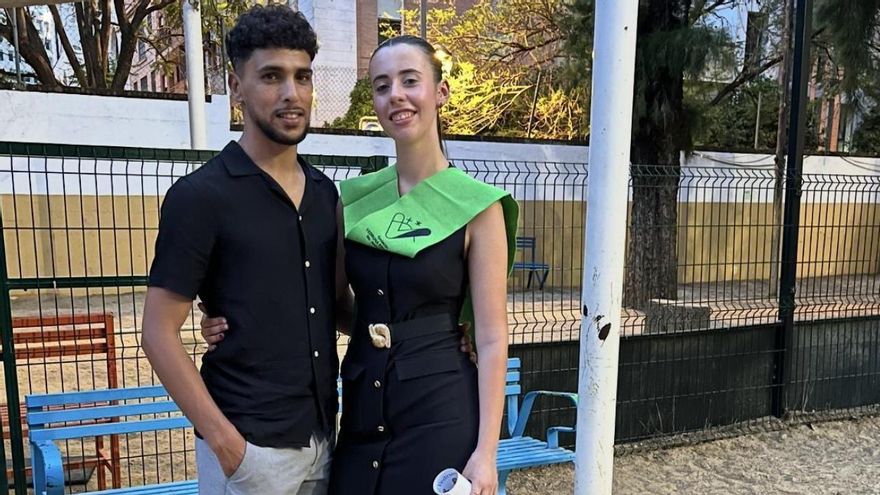 Omar junto a su novia Andrea, en su graduación de un grado superior de Integración Social 